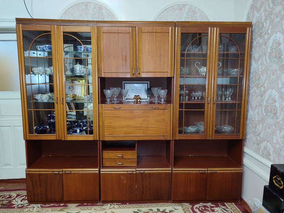 Мебель: стенка сотилади.