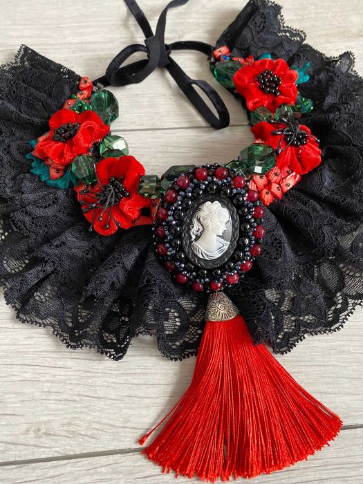 Colier cu flori din catifea