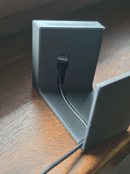 Стилна минималистична стойка за смарт часовник