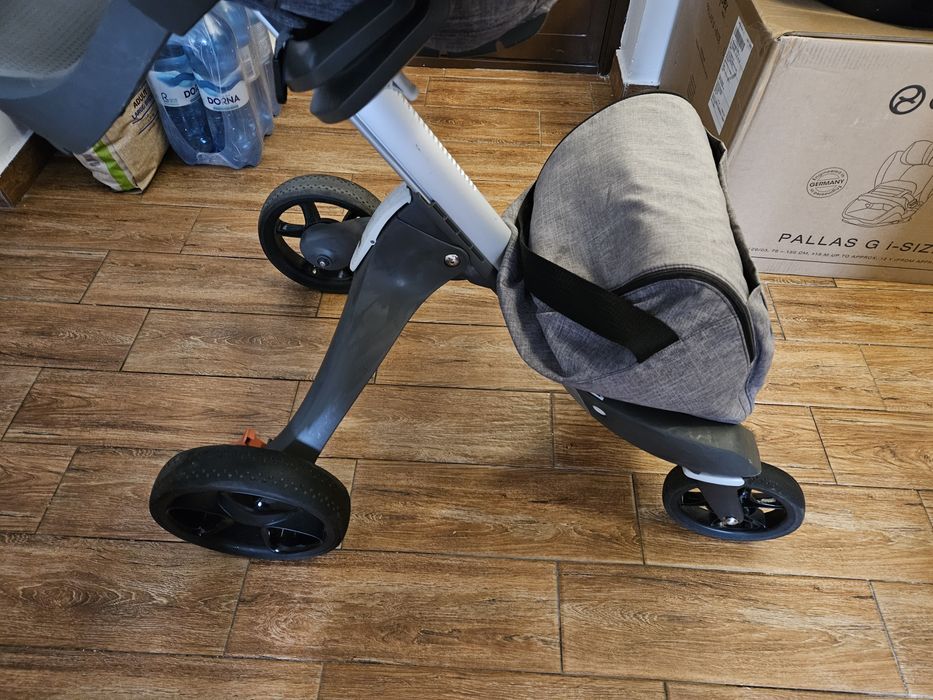 Carucior Stokke V5 gri melange - OFER SI HAINUTE IMPECABILE NOU NASCUT