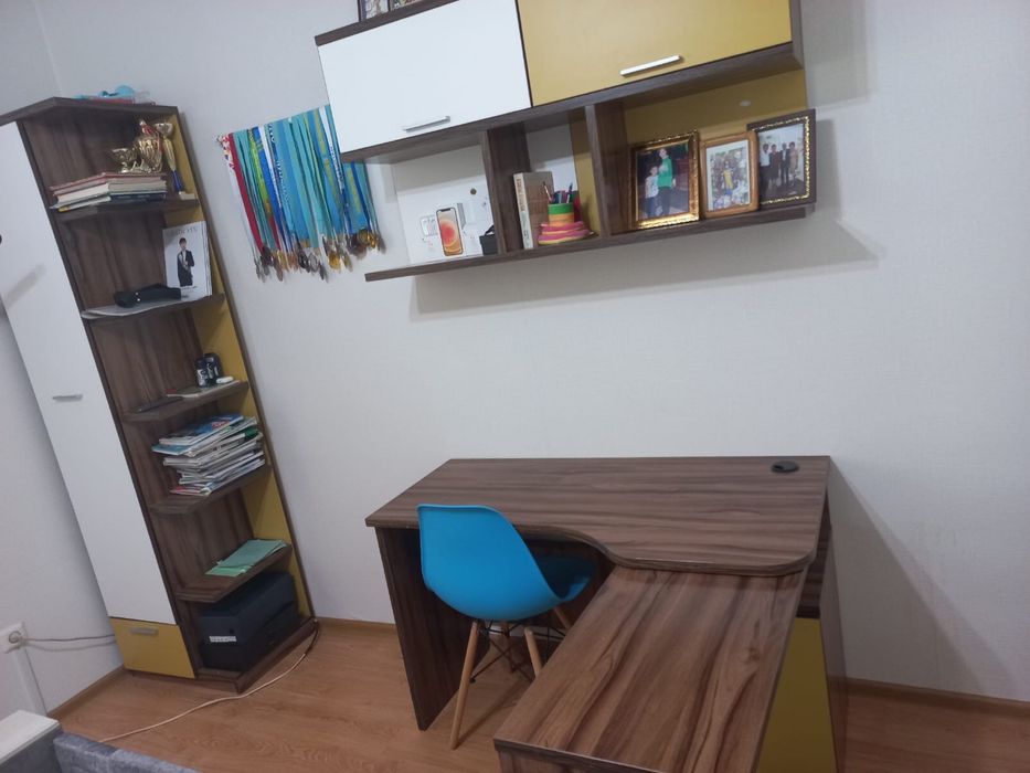 Продам стол для школьника