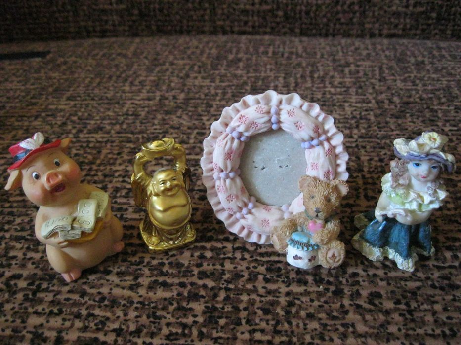 Статуэтки и рамка под фото