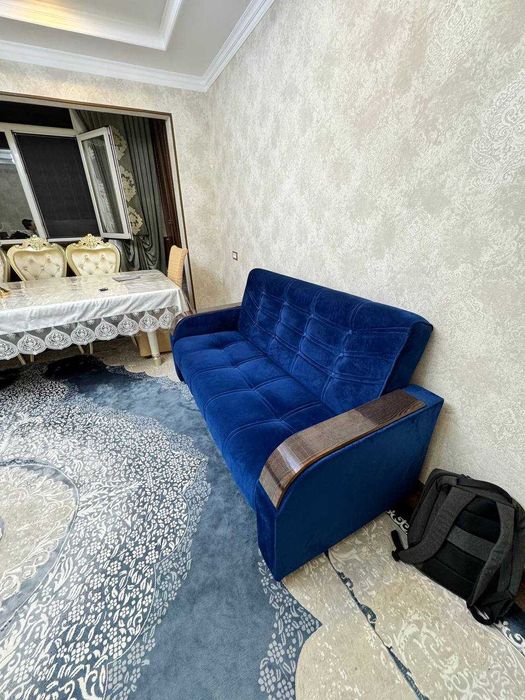 1.5 metr uzunlikdagi divan sotiladi. Holati yangiday