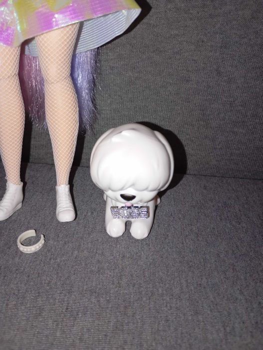 Кукла Barbie Extra с бяло куче.