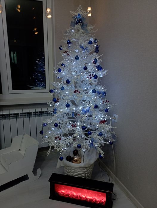 Продам ёлку белую с встроенными фонариками