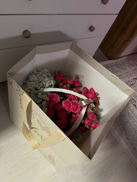 Большой букет в подарочной коробке (розы + гортензия)