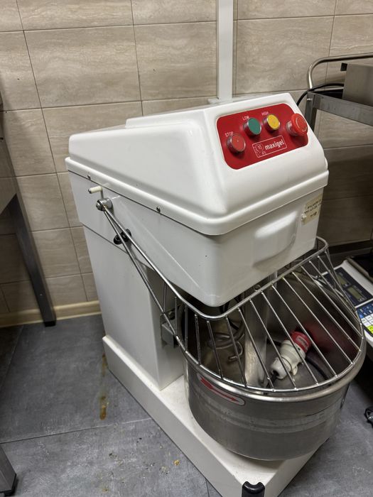 2 Malaxoare (20-22L) + 3 Vitrine (Frig/Cald/Neutru) + FACTURĂ