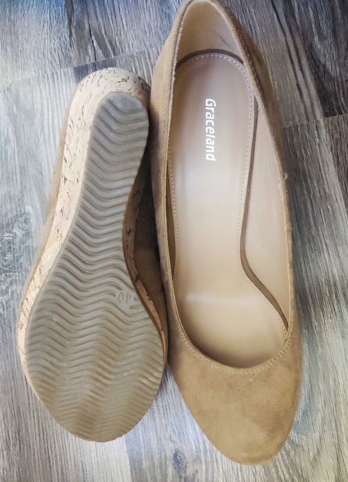 Нови обувки на платформа Graceland