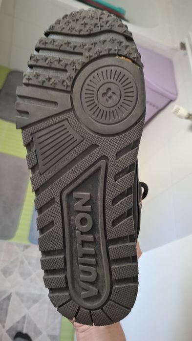 Vând Adidasi Louis Vuitton