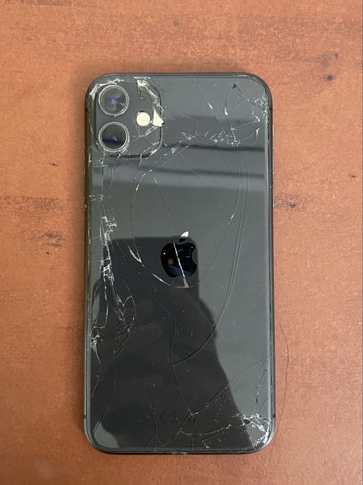Телефон. iPhone 11 с минусами