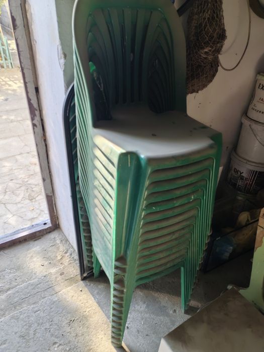 Пластиковые стулья