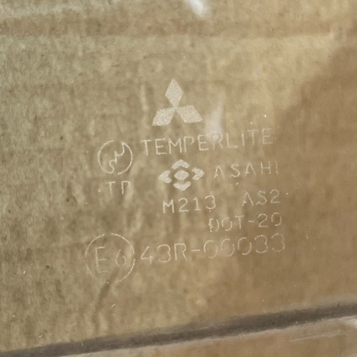 Стекло левой двери делика delica