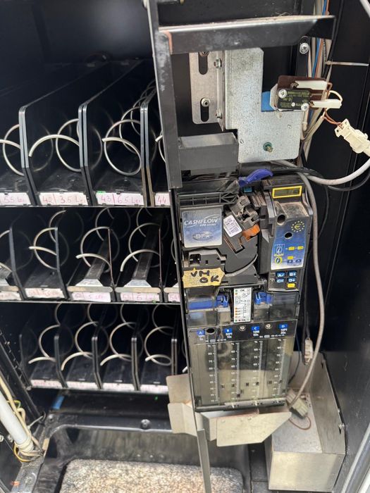 Automat vending snacks și băuturi – funcțional / complet echipat