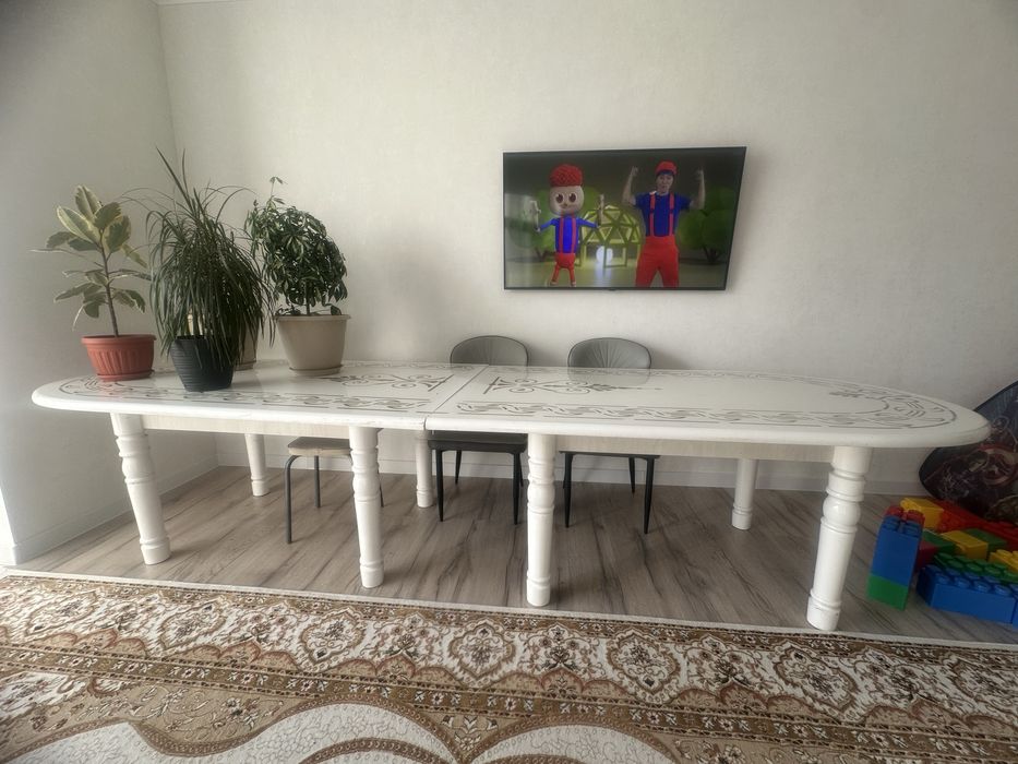 Продам Большой Стол в гостиную