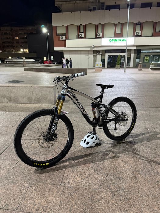 Vând Trek Slash 9, model 2014, mărime M, cu roți de 26”
