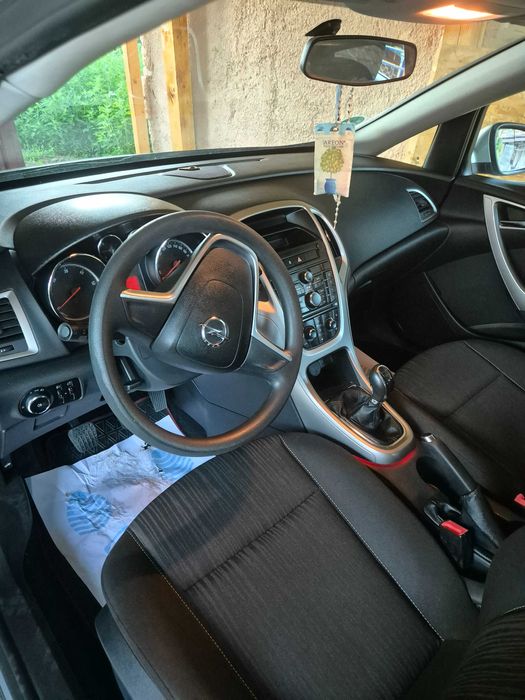 De vinzare opel astra j an 2010