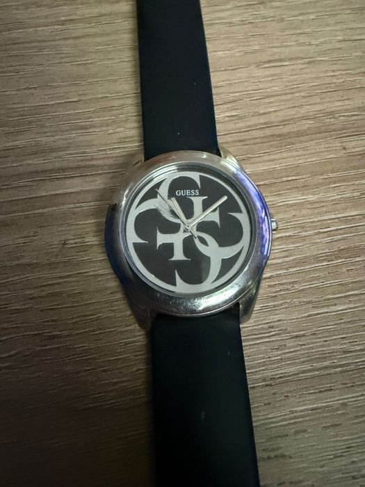 Часовник дамски Guess