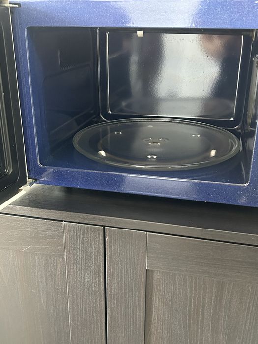 Продам микроволновку. Большой обьем.