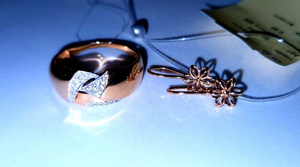 Продам кольцо и детские серьги