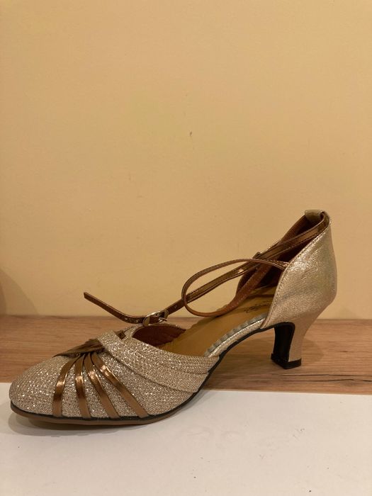 Златисти бувки на ток (подходящи и за танци)