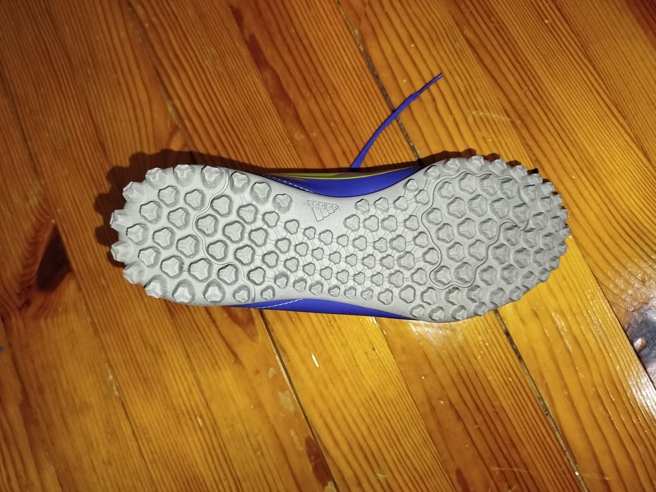Продавам обувки за футбол addidas f50