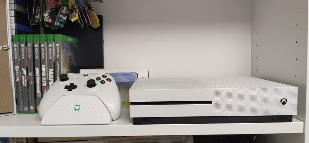 Pachet Xbox One S Alb + Controller + Dock Încărcare Venom + 7 Jocuri Fizice