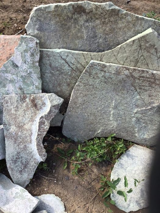 Камень плитняк природный.