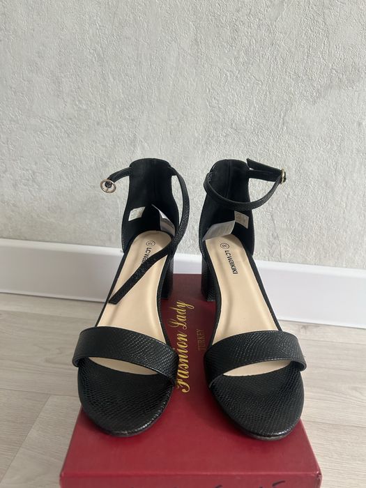 Продам босоножки