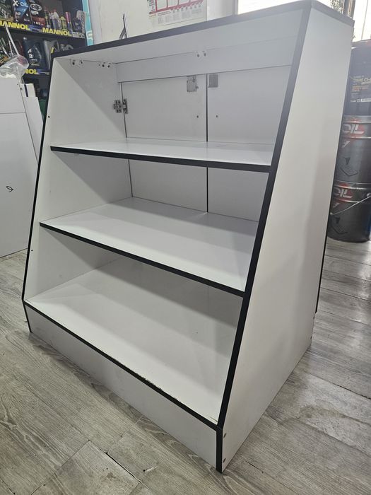 Vitrina высота 1метр ширина 90см из ламината новый