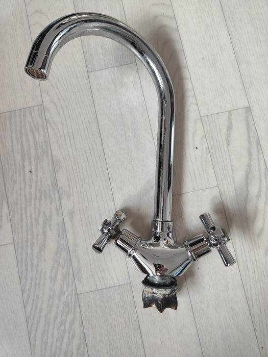 Продам смеситель для кухни