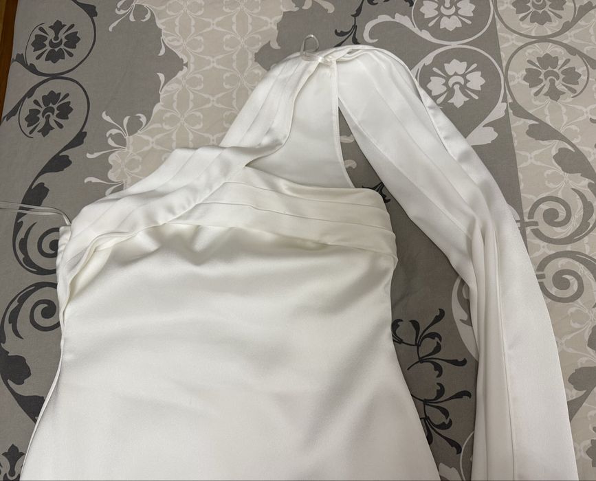 Елегантна рокля с едно рамо