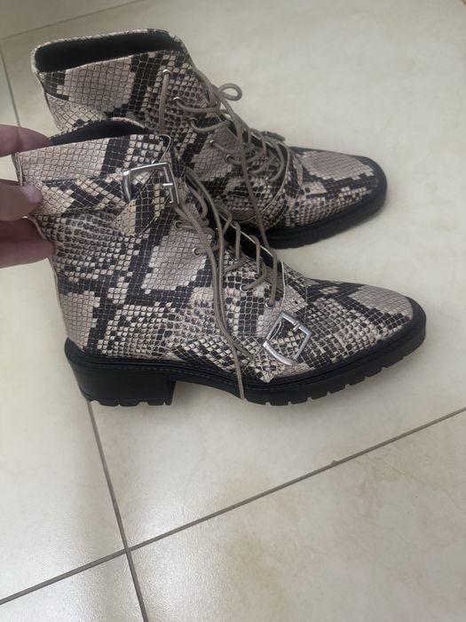 Продам женские ботинки