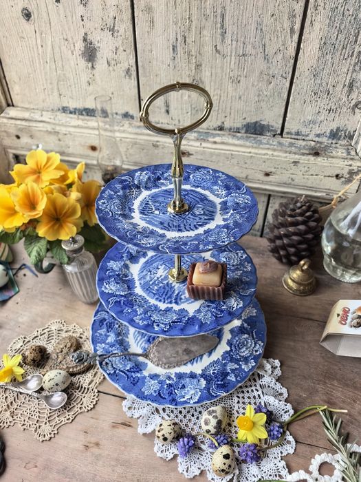 Английски порцеланов поднос на три нива 
​Описание:
П