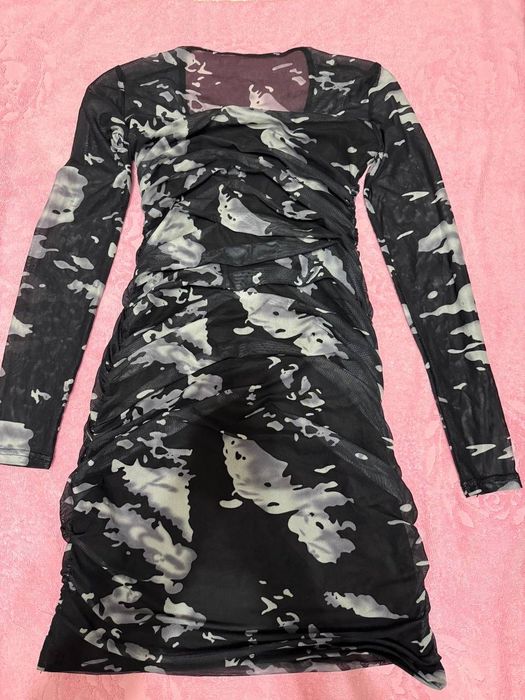 Qora zamonaviy tor koylak  kiyilganda juda chiroyli turadi