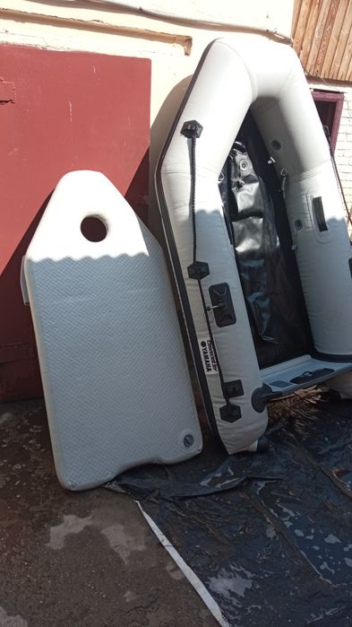 Продам лодку yamaha. 240* 135.