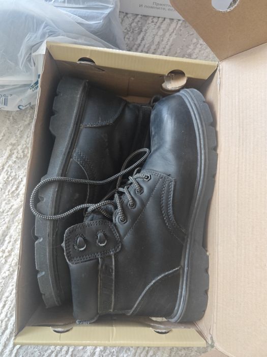 Продам спецовочные ботинки со стальными носом.