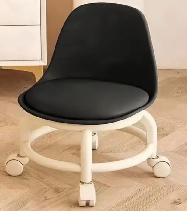 Козметична табуретка с колелца