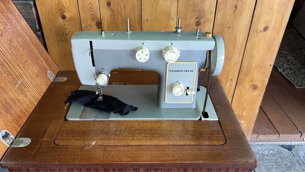 Продам швейную машинку Чайка 142