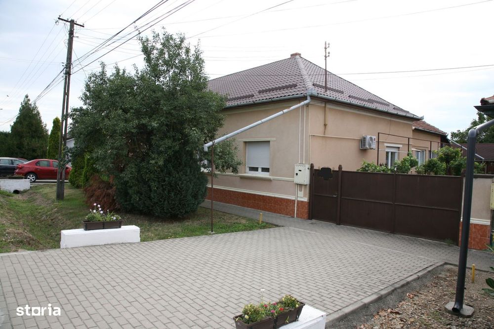 Casa solida din caramida in Zimandu Nou, renovata