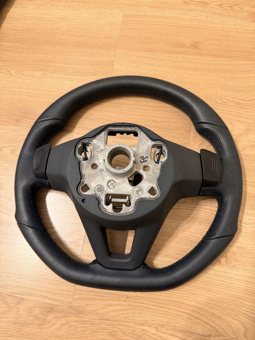 Vand volan Volkswagen R line,nou, mmodeo teşit cu padele si incalzire