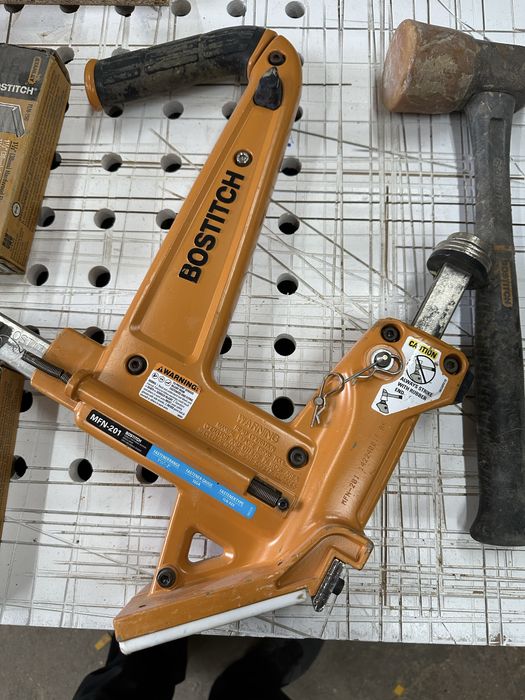 Инстумент за коване на дървен под (масив към дюшеме) Bostitch MFN-201