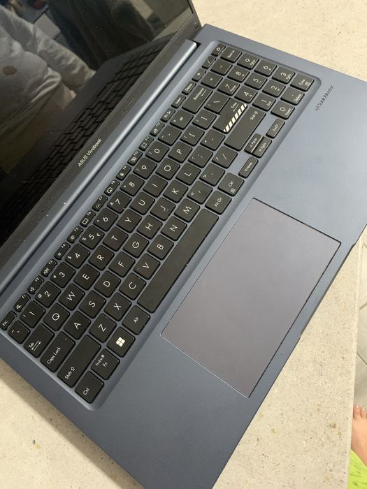 Vand laptop asus pentru piese sau se poate repara