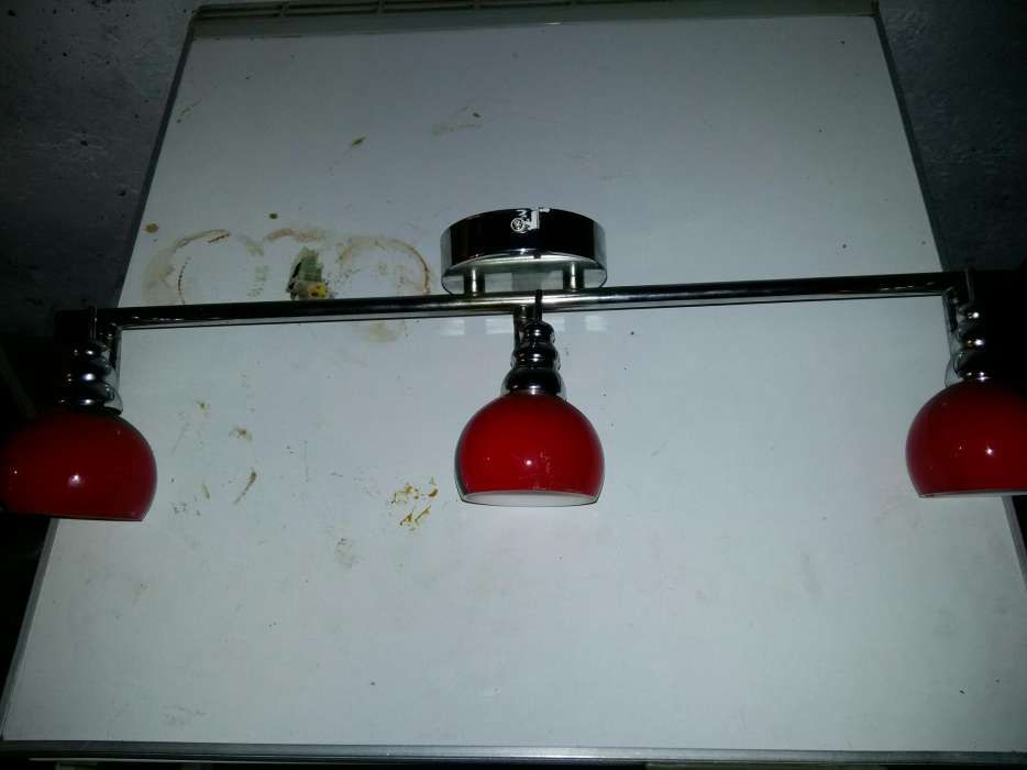 Vand lustra cu becuri halogen.