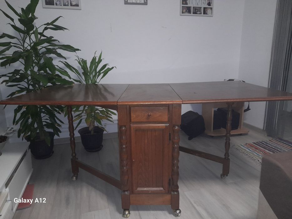 Masa din lemn masiv cu role cu sertar si dulap.
