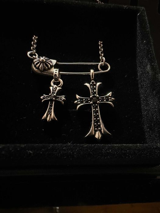 Колие Chrome Hearts - колие с два кръста инкрустирани с черен оникс