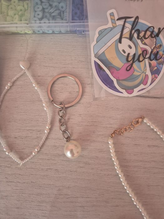 Гривни,гердани,висулки за телефон,обеци