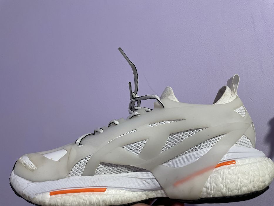 Adidas scrie marime 44 dar merge pt marimea 43