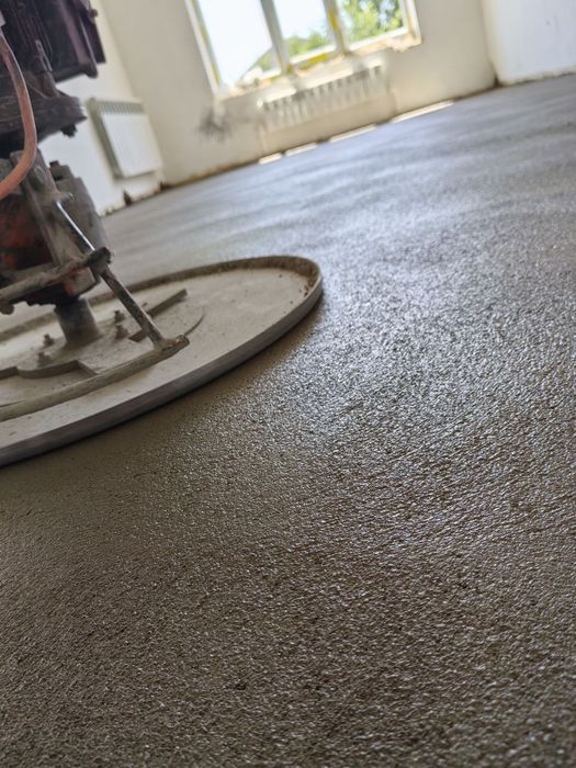 Стяжка пола с материалом заливаем