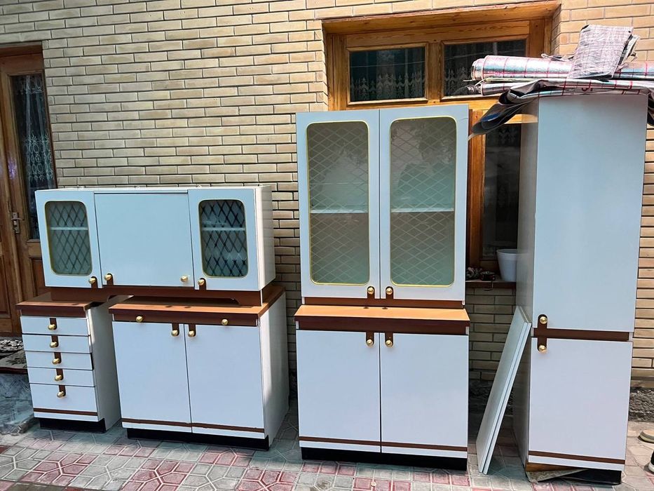 Продаётся гарнитур.