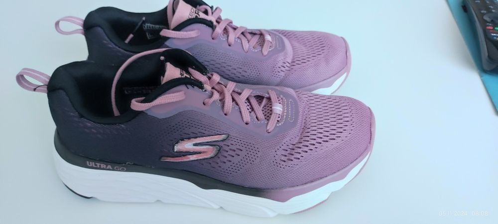 Skechers GOrun Max Cushioning Elite.